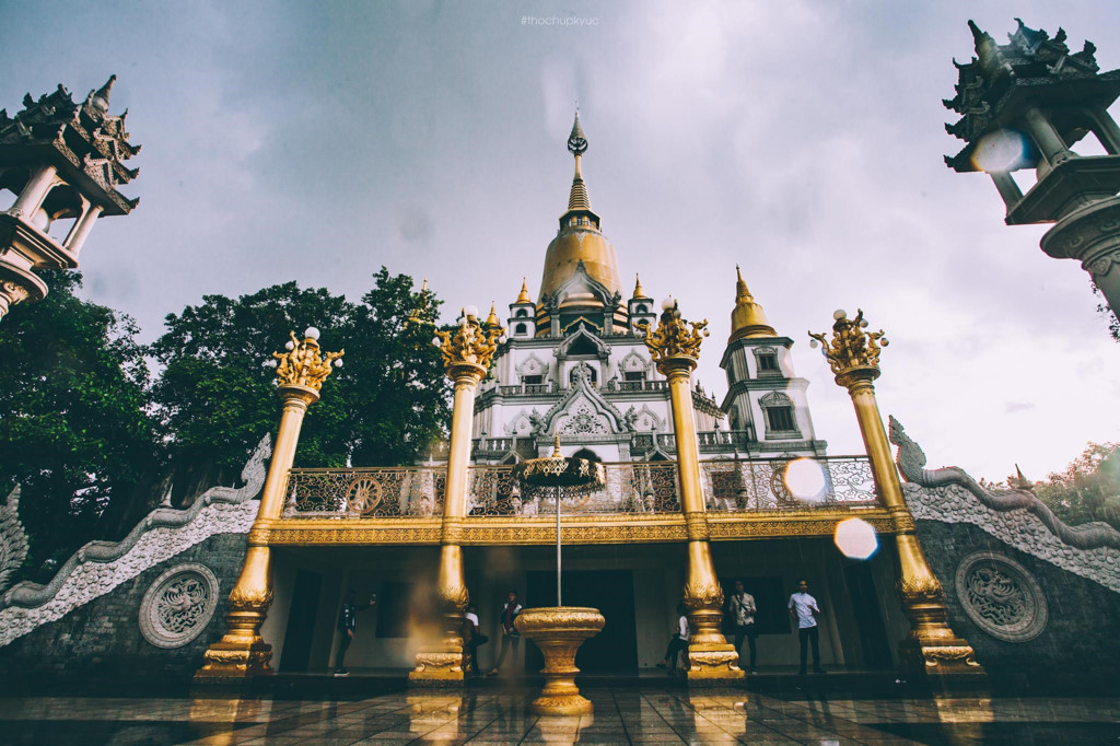 Chùa[-]vàng[-]Bửu[-]Long[-]rực[-]rỡ[-]trong[-]màn[-]mưa[-]